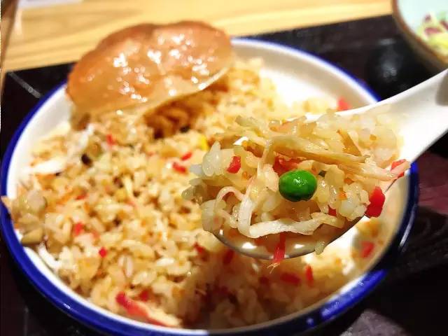 板桥路上藏着杭城独一份的“三文鱼美白锅”，竟是神户女孩天天喝的“美人骨汤”！