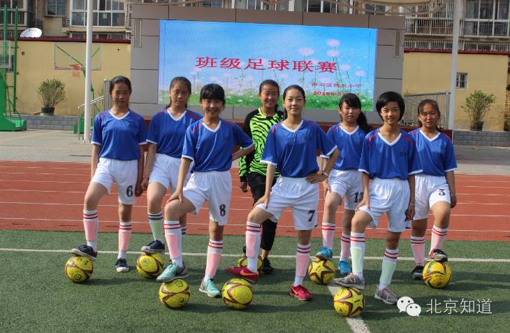 西班牙足球外教,每人一个足球