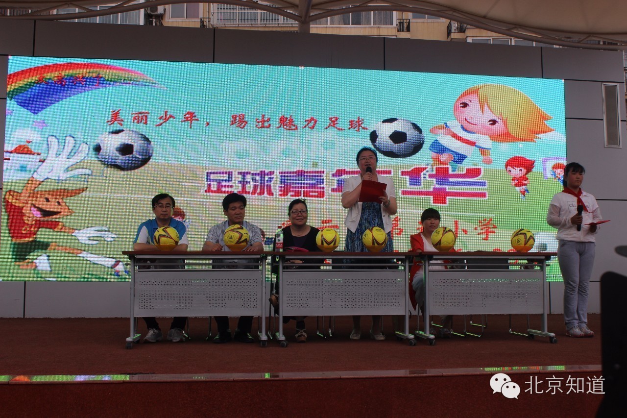 西班牙足球外教,每人一个足球