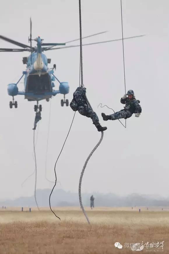 目前最好用的绳索下降器,学生学习绳索下降技巧的学习意义