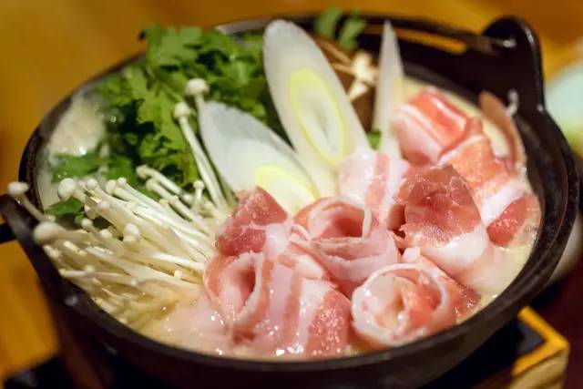 板桥路上藏着杭城独一份的“三文鱼美白锅”，竟是神户女孩天天喝的“美人骨汤”！