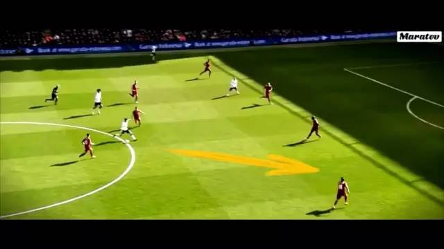 8人前腰的跑位踢法教学,前腰如何踢得有进攻性