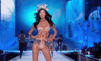 没看现场不要紧！用海量美图告诉你今年维密秀长腿美胸都这样玩