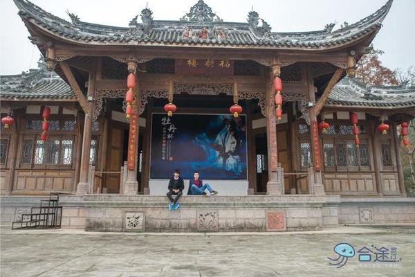 戏猴、爬山、观瀑布，那就跟我去卧龙谷！