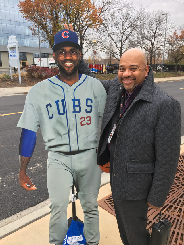 詹姆斯愿赌服输穿上芝加哥小熊队服,“赌棍”韦德“笑Cry”