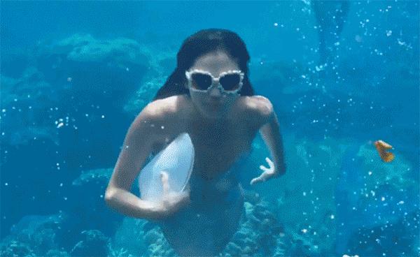 一千块的卫衣，一万块的鞋，就算做了人鱼，全智贤也要时髦到底！