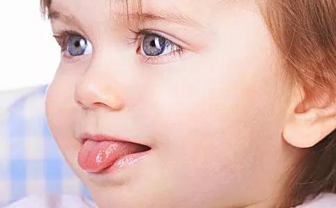 宝宝口腔里有白色奶块还酸味,宝宝口腔里有白色奶状物