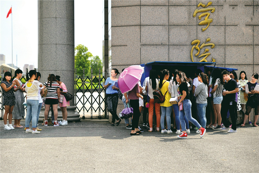 “你大爷是个大帅哥，谁给你大爷拿下快递！”