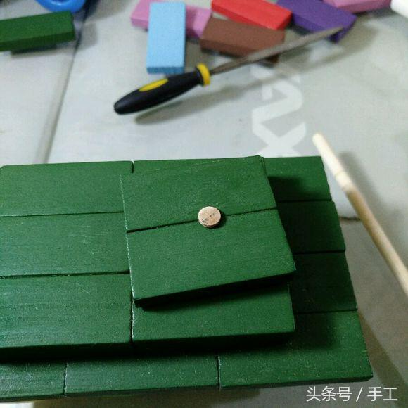 用箱子做能动的小机器人,用瓶子和盖子做机器人