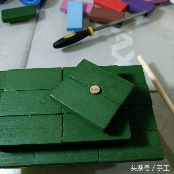 用箱子做能动的小机器人,用瓶子和盖子做机器人