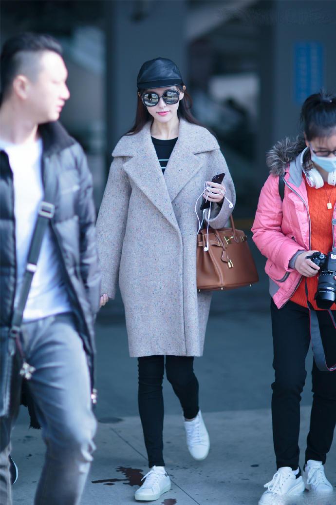 宋茜牛仔短裙配帆布鞋,宋茜同款鞋黑色帆布鞋