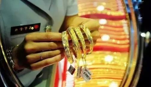 容易过敏的人戴什么饰品,佩戴饰品过敏处理