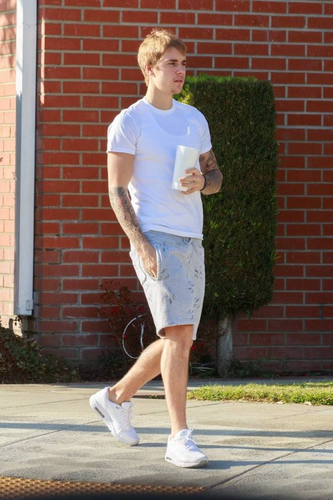 JustinBieber穿着小白鞋，却越来越沧桑...