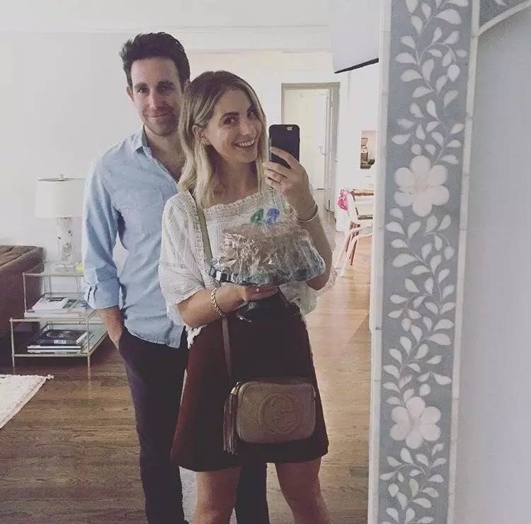 她们成为时尚博主仅仅是会穿？还因为有个会拍照的男友！