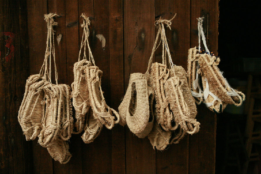 下雨天农村泥巴路穿雨鞋,下雨天农村泥巴路穿水鞋