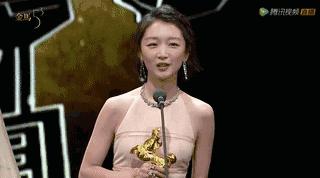 周冬雨小个子怎么穿,小个子周冬雨近照