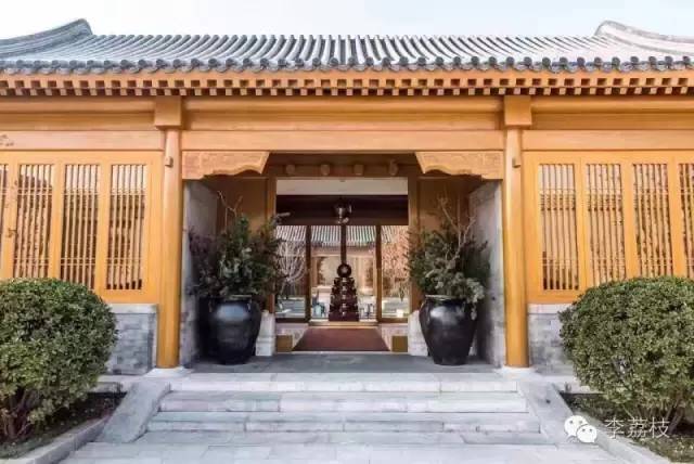 我在LV展价值20万人民币的箱子上吃了一顿老北京饺子