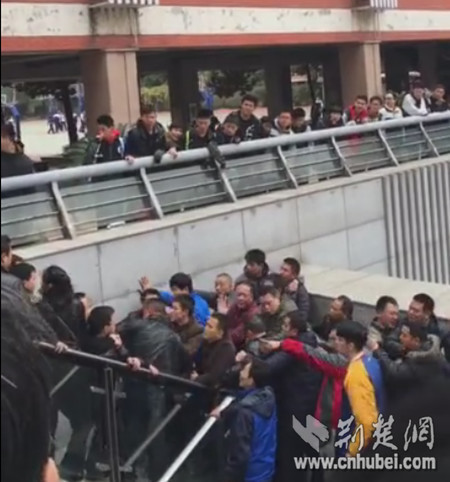 学校篮球比赛中的打架事件,中学篮球比赛冲突