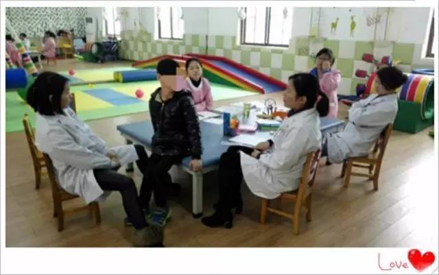 “孩子们,我们看你们来啦”,有爱的人做着有爱的事