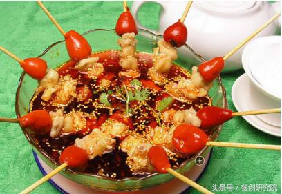 48阿姨大学门口做麻辣烫女学生天天排队引来大老板合伙开店