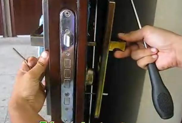 老式防盗门锁芯更换视频教程,更换老式王力防盗门锁芯的方法