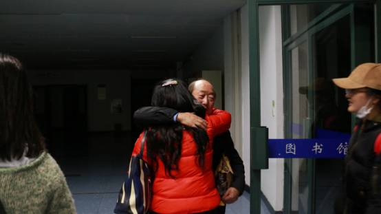 浙传图书馆方大爷要暂别我们了!考研的同学特意买了花为他送行