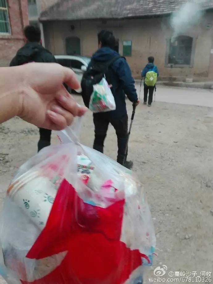 西安驴友一年没上长安沣峪东观音山沿路垃圾好多