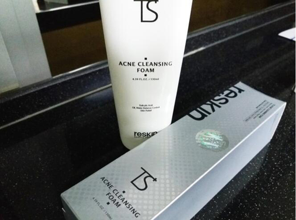 右脸长痘痘怎么治,右边脸上长痘痘怎么快速消除