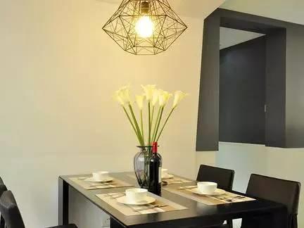 家里一般什么灯比较实用又方便换,卧室的灯最佳位置装哪里你知道吗