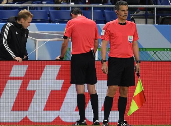 足球比赛时怎么打球,哪里看足球比赛录像回放最新