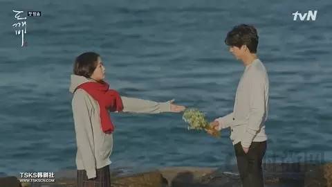 《鬼怪》开播，新老公已换！看单眼皮萝莉新娘如何扑倒鬼怪孔侑大叔！