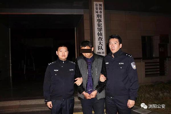 男子被女子抢金店,男子抢劫珠宝店被女店员打