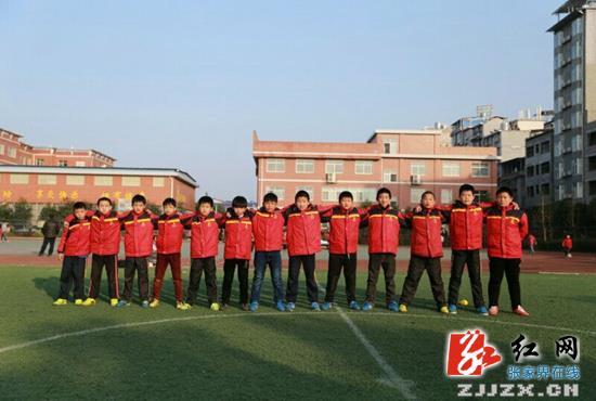 武陵源区索溪中心学校在市首届校园足球赛中成绩喜人
