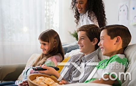 小孩看电视总是眨眼怎么回事,小孩看电视总是眨眼睛是怎么回事