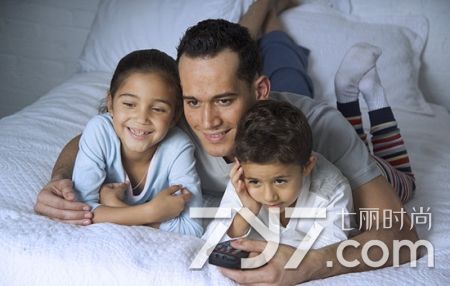 小孩看电视总是眨眼怎么回事,小孩看电视总是眨眼睛是怎么回事