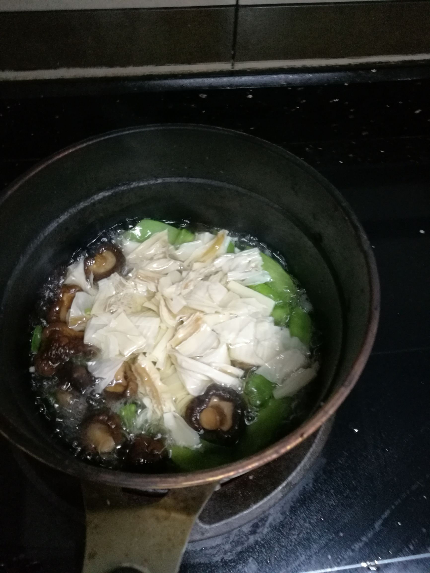 正宗香菇肉酱面,粉丝香菇包子的做法视频