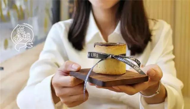 圣诞搞事啊！这杯咖啡竟好喝得我连杯子都吃掉了！