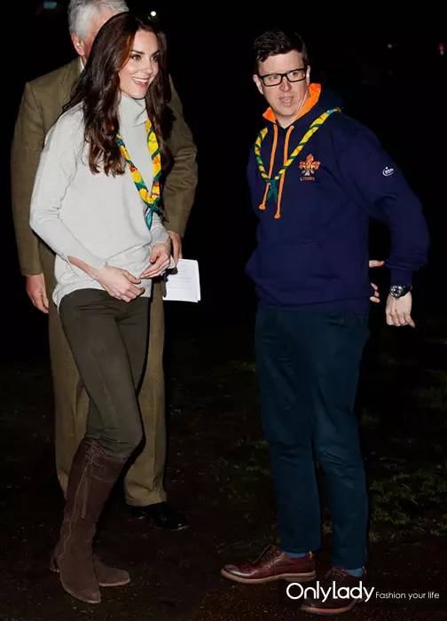 凯特王妃蓝色丝巾,凯特王妃戴丝巾