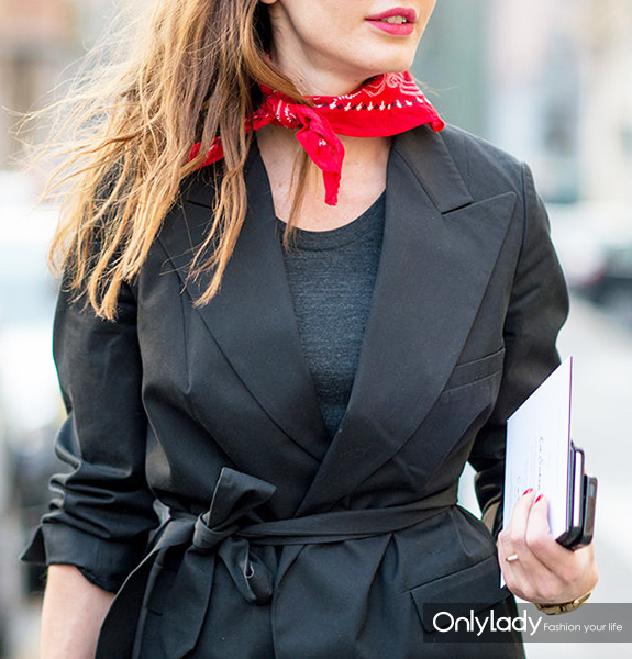 凯特王妃蓝色丝巾,凯特王妃戴丝巾