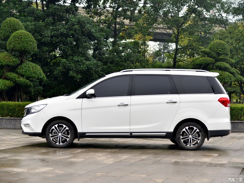 五菱宏光对比宝骏730优缺点,五菱宏光s3和宝骏730哪一款车好