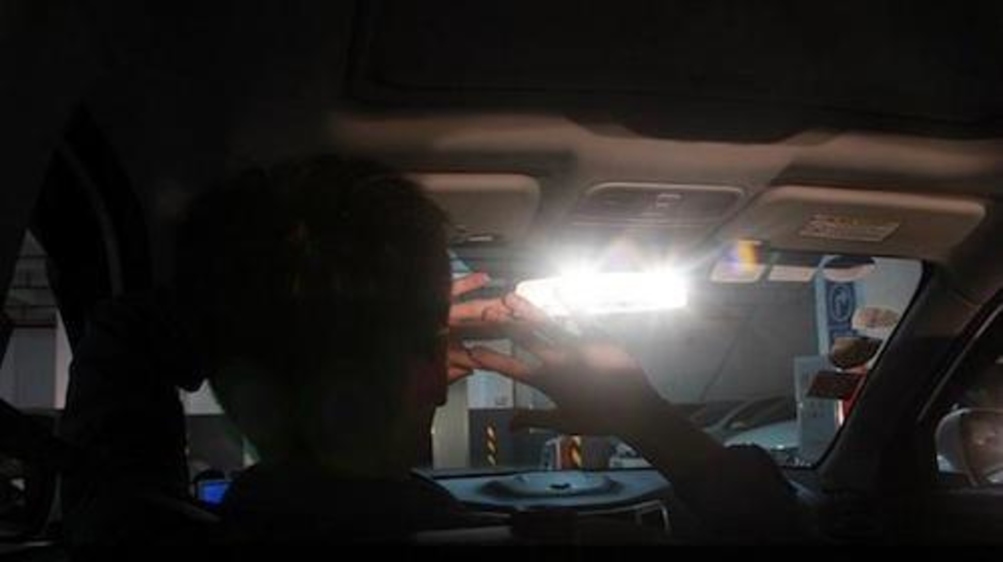 怎么对付后车开远光灯,强光手电对付后车远光灯