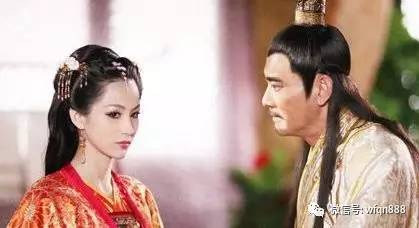 这位淫荡美女一双美足踏翻整个朝廷,皇帝为满足她甘愿做她奴隶!