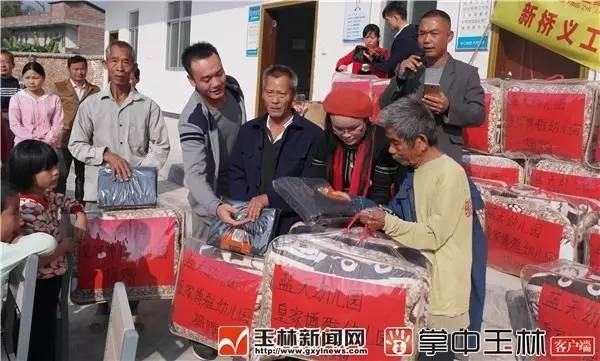 「新闻下午茶」远光灯又惹祸？玉东大道一白色轿车失控撞烂10余节护栏，致使……