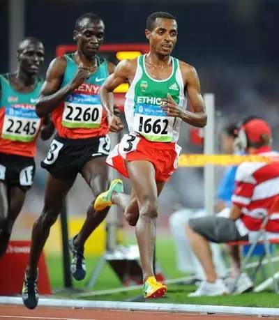 选择跑鞋内翻足和外翻足区别,选鞋不当危害