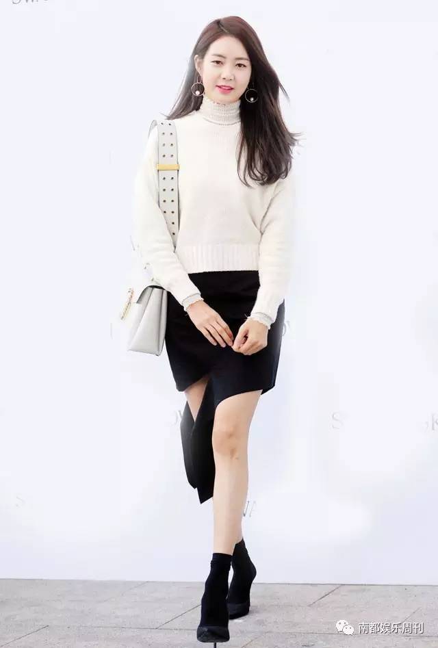 光脚穿鞋土爆了！大幂幂、迪丽热巴、奚梦瑶告诉你——有一件时髦的小事叫露出你的袜子！