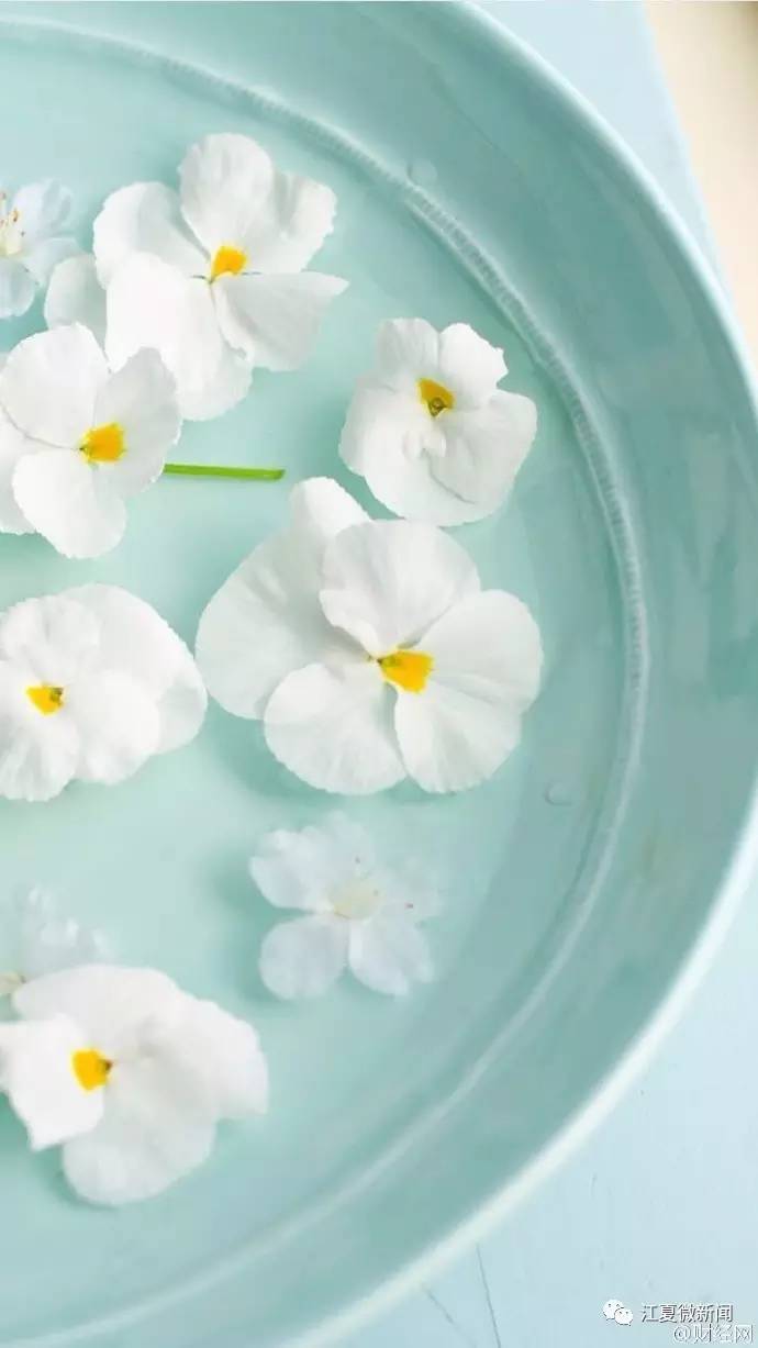 醉汉找口吃大爷指挥倒车，结果……