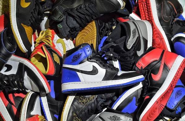 aj1为什么感觉两双鞋面不一样,aj1灰白高帮最新发售的是限量款吗