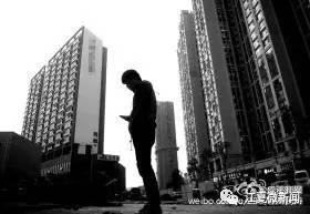 醉汉找口吃大爷指挥倒车，结果……