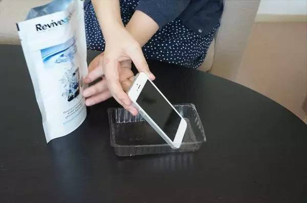 手机屏进水有水印简单的解决方法,手机进水黑屏了但是有声音怎么办