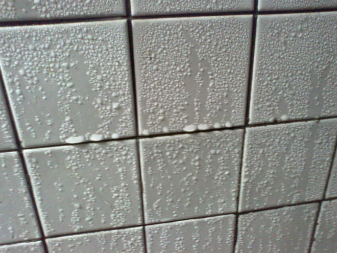 家里地砖走路发粘怎么办,家里地砖回潮